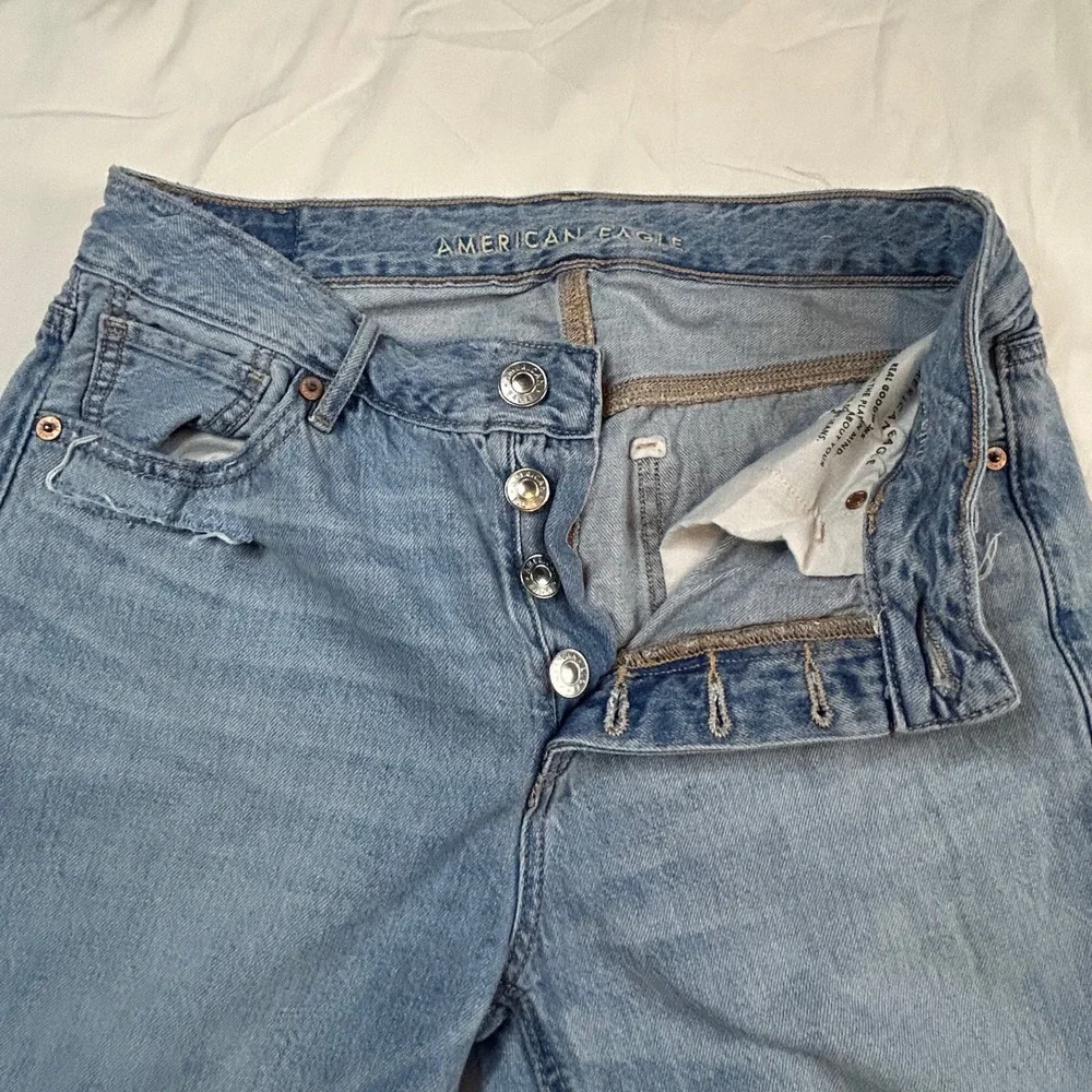 American Eagle Mom Jeans Ripped Distressed Light Wash Denim‎ Size 2